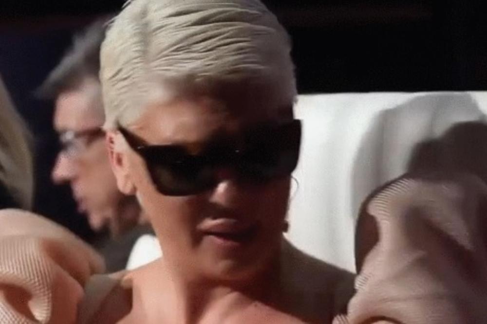 POGLEDAJ OVU OGROMNU GU*ICU! MOŽEŠ DA ME POLJUBIŠ U DU*E: JK usred afere Soraje i Tošića, ZGRANULA PORUKOM na TV!