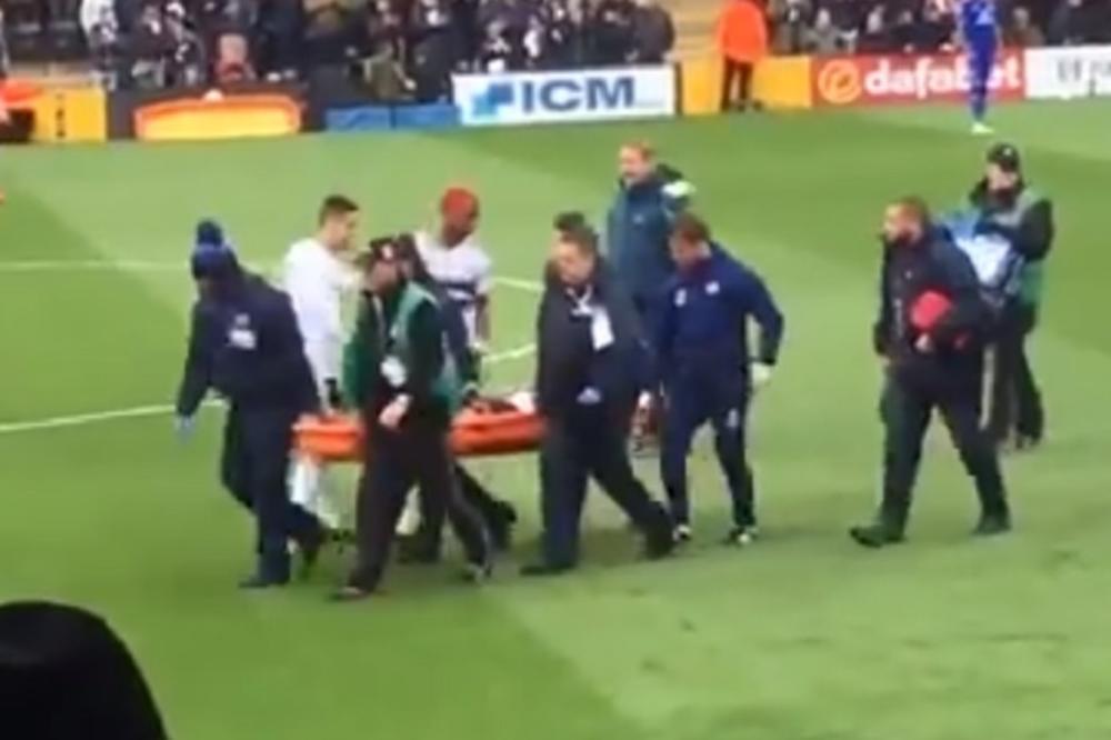 UŽAS NA MEČU FULAMA I KARDIFA: Mitrovićev saigrač se srušio na travu, odmah su ga izneli sa maskom za kiseonik!