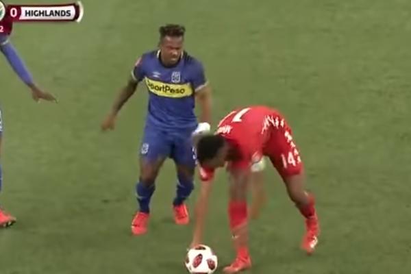 POMRAČIO MU SE UM! Ovakvu brutalnost niste videli: Crveni karton je premala kazna za ono što je uradio protivniku!