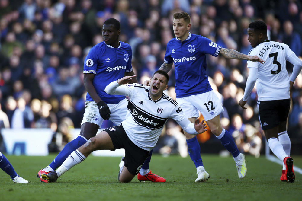 BIO IM JE LJUBIMAC, A SADA GA RAZAPINJU: Navijači Fulama napali Aleksandra Mitrovića!