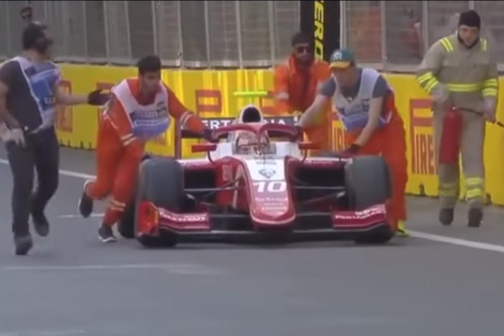 STRAŠNO! Vozač Formule pregazio dva redara dok su mu pomagala u pitstopu!