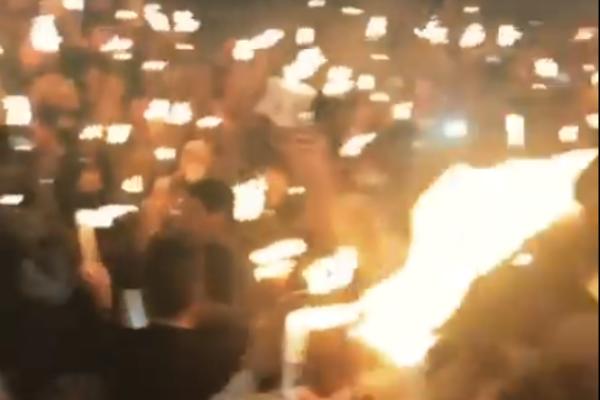 OVAKO SRBI OBELEŽAVAJU USKRS U JERUSALIMU: U tami se video SAMO PLAMEN SVEĆA, svi su pevali UGLAS! (VIDEO)