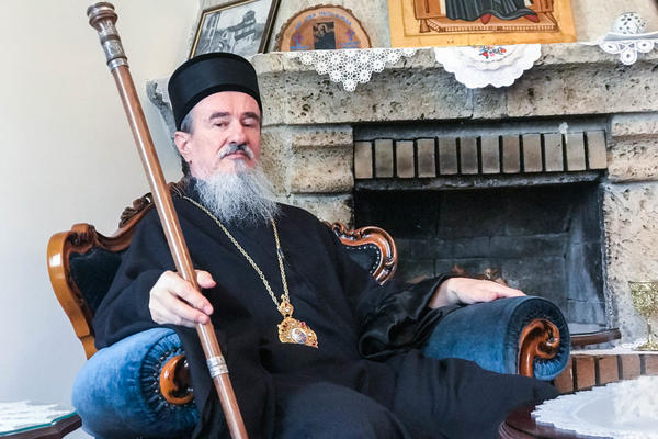 SRBI NA KOSOVU SU NA ISUSOVOM KRSTU, ALI POBEDIĆE! Vladika Atanasije Rakita otkriva kako se slavi VASKRS