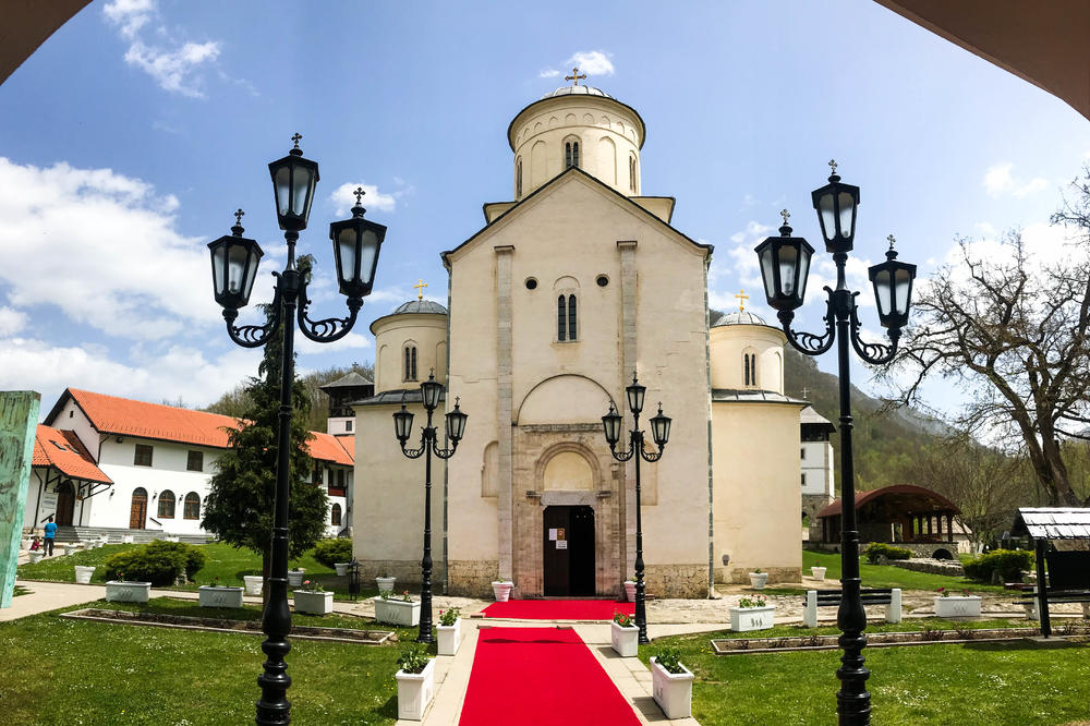 OVO JE POVOD: Helikopter Ministarstva unutrašnjih poslova Srbije postavio krst kod Manastira Mileševa!