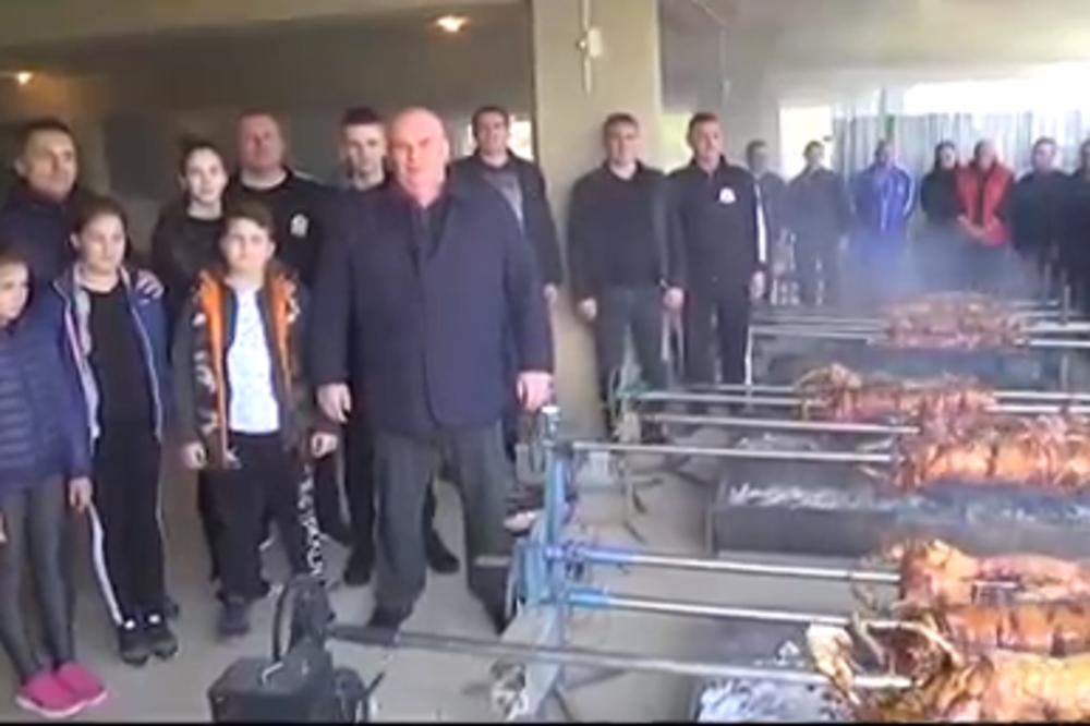 PALMA ČESTITAO USKRS PATRIJARHU, VUČIĆU, DAČIĆU I NARODU! Za to vreme na ražnju se pekli PRASIĆI I JARIĆI (VIDEO)