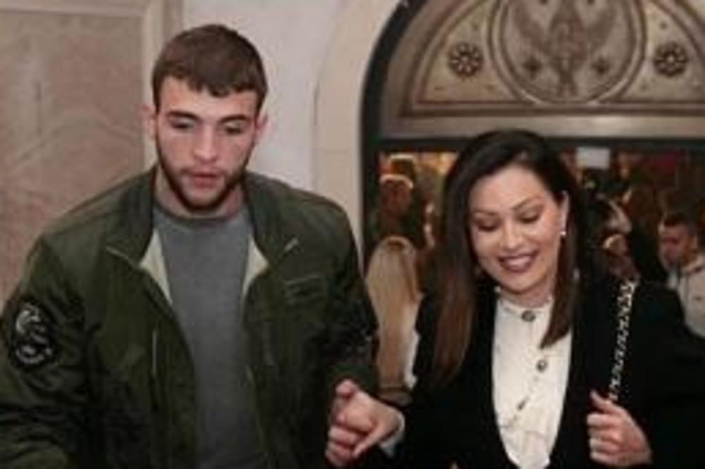 RAŽNATOVIĆI U HRAMU SVETOG SAVE NA USKRS: Ceca imala posebnu odevnu kombinaciju ZA LITURGIJU, VELJKO SVE UPIJAO!