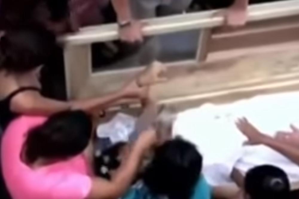 SAHRANIO JE VERENICU, PA SUTRADAN NA GROBU DOŽIVEO ČUDO! Začuo je ZVUKE, kada su izvukli kovčeg ZAPREPASTILI SU SE!