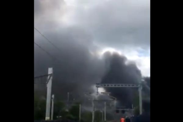 UŽASAN POŽAR KOD AERODROMA HITROU: Zastrašujući crni oblaci dima, izdato HITNO UPOZORENJE ZA NAROD! (VIDEO)