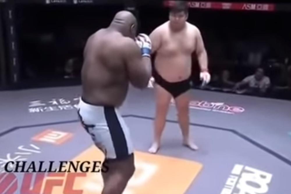 DEBELJKO IZ KINE ZAPLESAO PRED AMERIČKIM GRUBIJANOM OD 160kg USRED OKTAGONA: Niko nije ni sanjao šta će uslediti!