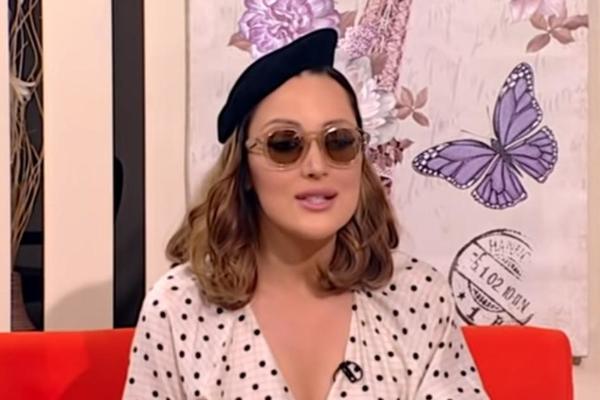 PRVA FOTOGRAFIJA IZ ŠETNJE SA BEBOM: Nakon DVA MESECA OD POROĐAJA, Prija uslikana sa sinom ispred kuće na Bežaniji!