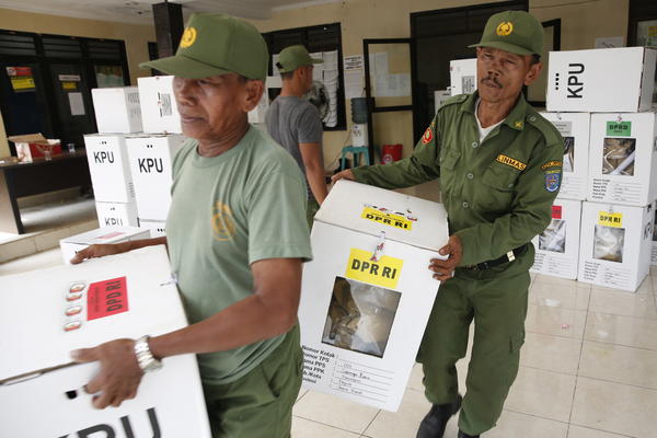POSLE GLASANJA LJUDI MASOVNO UMIRALI: 270 članova izborne komisije IZGUBILO ŽIVOT! Razlog je NEVEROVATAN! (VIDEO)