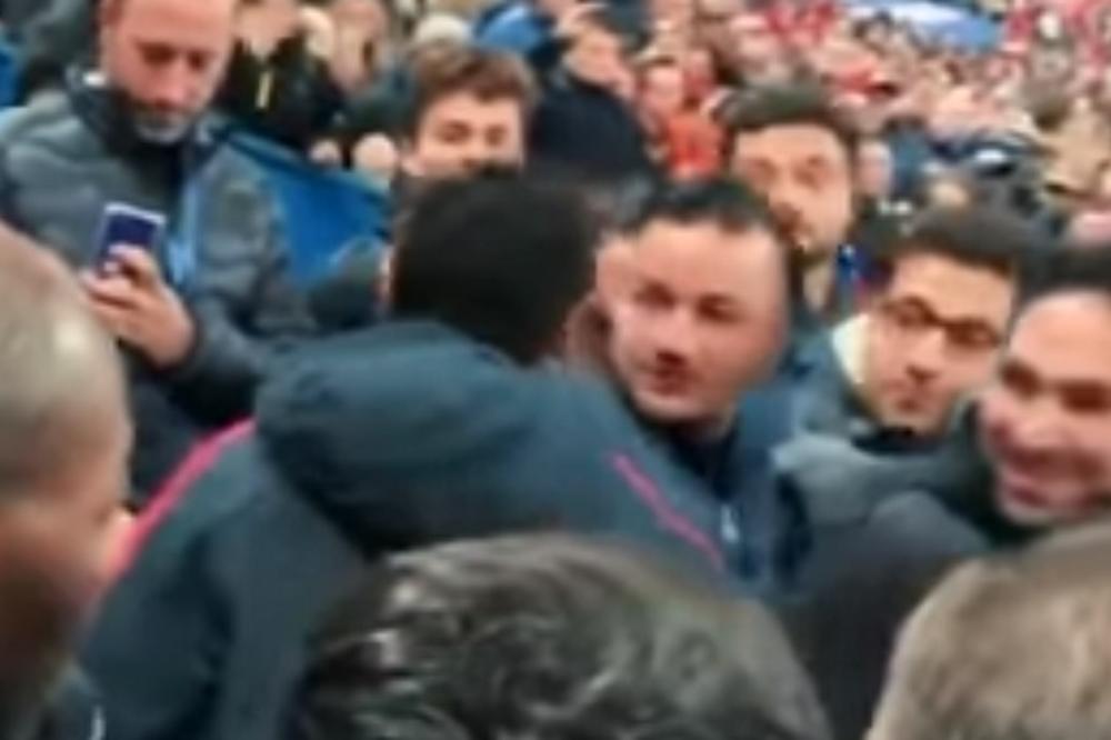 KAKAV DRIPAC: Nejmar napao navijača, hteo da mu otkine glavu! Tačno se vidi momenat kada ga udara poput boksera!