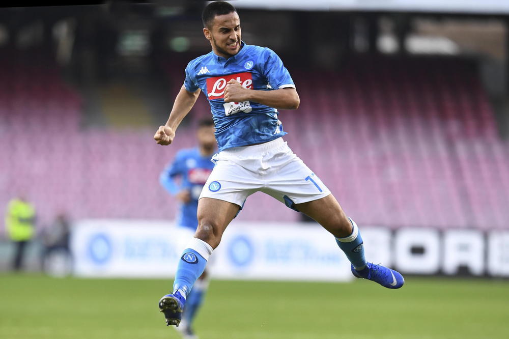 VUKLI GA PO PODU I ISEKLI PO NOGAMA: Navijači probali da opljačkaju igrača Napolija, pa umalo da ga osakate!