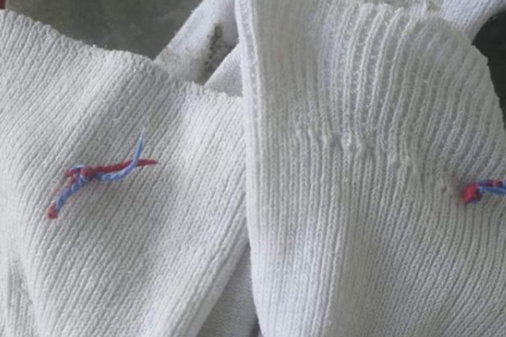 ŽENA UGLEDALA OVO NA ČARAPAMA, PA SE PRESTRAVILA: Strašno je i jezivo, da li neko zna o čemu se radi? (FOTO)