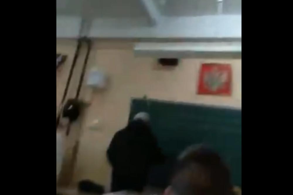 UČENIK UZEO FLAŠU I SVOM SNAGOM GAĐAO PROFESORA NASRED ČASA: Jeziv snimak iz Tivta kruži društvenim mrežama (VIDEO)