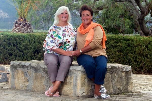 BAKA OTIŠLA NA ODMOR SA DEČKOM: Tamo se zaljubila u DRUGU ŽENU! (FOTO)