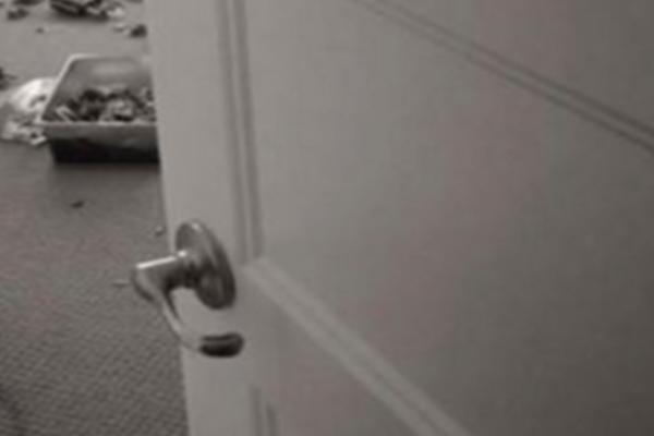 Muž je ušao u sobu i zatekao me na sve četiri dok čistim za DECOM: Rekao mi je OVIH 5 REČI i više NIKADA nisam ušla