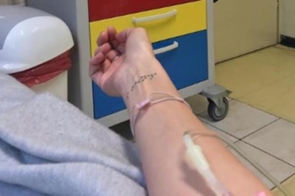 POZNATA PEVAČICA OPET U BOLNICI: Fanovi u panici, njene reči su ZABRINULE SVE! (FOTO)