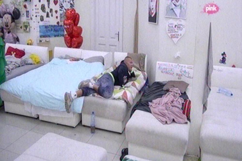 KU**O, DROGIRAJU TE I JE*U PO SPLAVOVIMA: Brendon otkrio jezive detalje o spoljnom životu zadrugarke! BOLESNO!