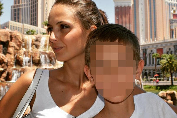 ONA JE 17 GODINA MLAĐA SUPRUGA NAŠEG VODITELJA: Lepa je kao ANĐEO, a sada brine i o NJEGOVOM ZDRAVLJU!