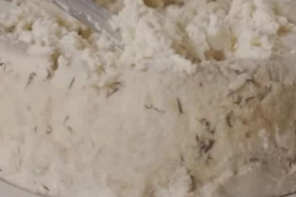 OVO JE NAJOPASNIJI SIR NA SVETU: Zabranjen je u EU, zgrozićete se kada vidite šta je u njemu!