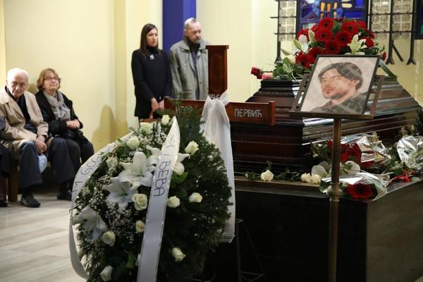 POSLEDNJI OPROŠTAJ OD IGORA PERVIĆA: Majka jedva stoji na nogama, ČKALJINA UNUKA neutešna, Tinske nema! (FOTO)