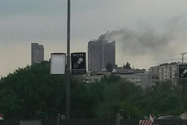 OTPADALI DELOVI TERASE SA SOLITERA NA VOŽDOVCU! Vatra gutala sve, STRAHOVALO SE DA JE BAKA ZAROBOLJENA!