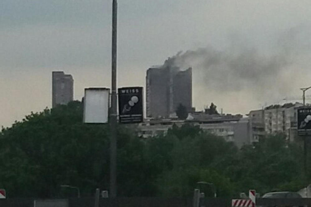 OTPADALI DELOVI TERASE SA SOLITERA NA VOŽDOVCU! Vatra gutala sve, STRAHOVALO SE DA JE BAKA ZAROBOLJENA!