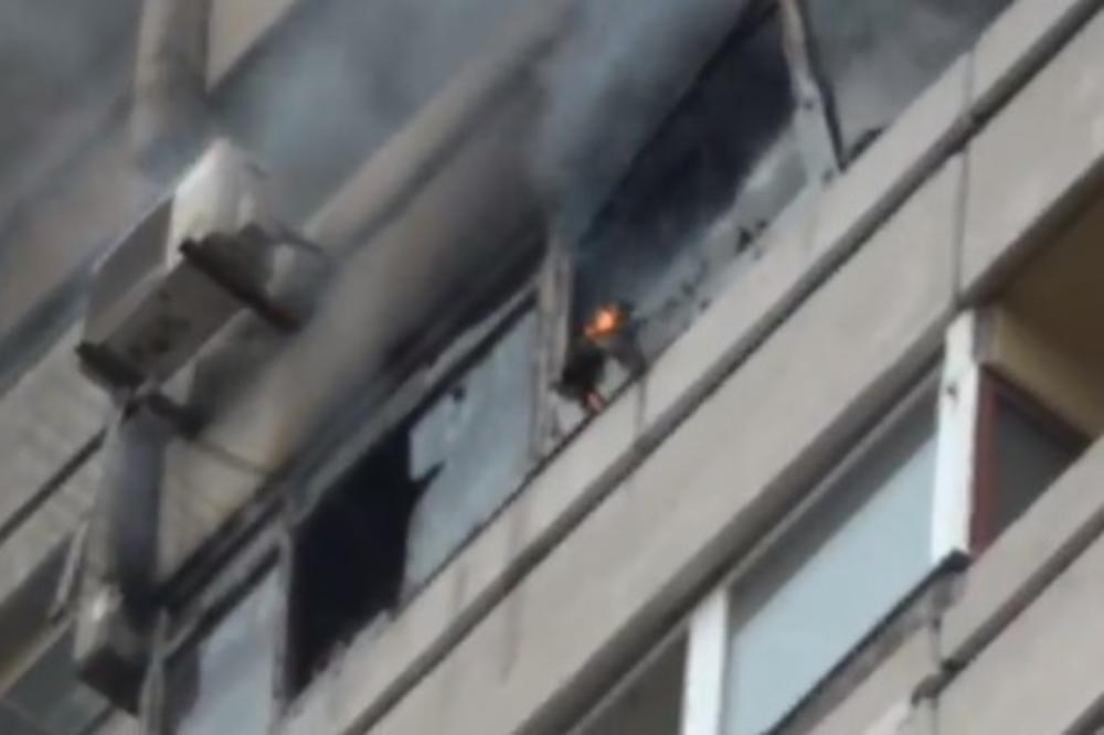 ČOVEK ZAPALIO SVOJ STAN, PA IZAŠAO NAPOLJE I GLEDAO KAKO GORI: Ono što je naveo kao razlog je sve ZAPREPASTILO!