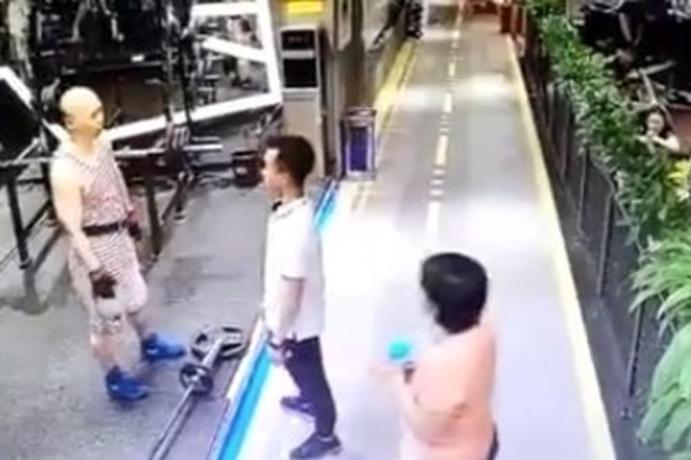 ĆELAVI BILDER JE OŠAMARIO STIDLJIVOG MOMČIĆA: Ubrzo je BAŠ ZAŽALIO što je tog dana ušao u TERETANU! (VIDEO)