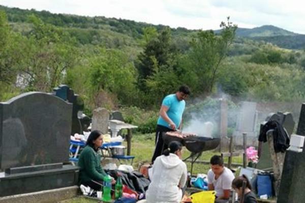 PRIPREME ZA URANAK? Skandalozna slika UZNEMIRILA SRBIJU, prvo stavili ćebe, pa onda RASPALILI ROŠTILJ na GROBLJU!