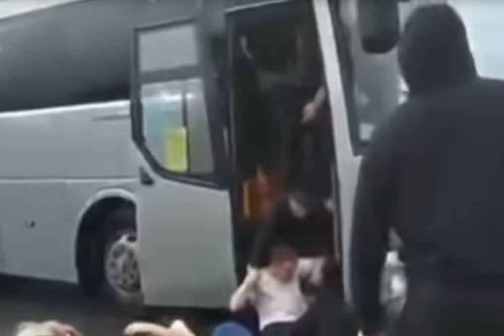 BRUTALNO IŽIVLJAVANJE NAVIJAČA NAD FUDBALERIMA: Surovo ih pretukli pa ih pobacali u blato kao svinje!