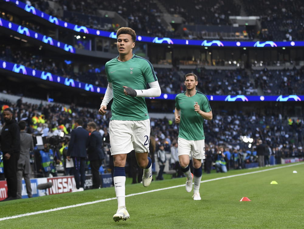 Fudbaleri Totenhema na zagrevanju  