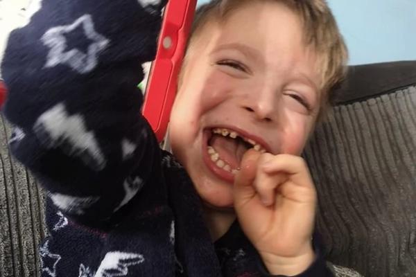 MALENI OLIVER (7) JE MEDICINSKA MISTERIJA: Ne govori i ima brojne poremećaje, a niko ne zna ŠTA MU JE (FOTO)