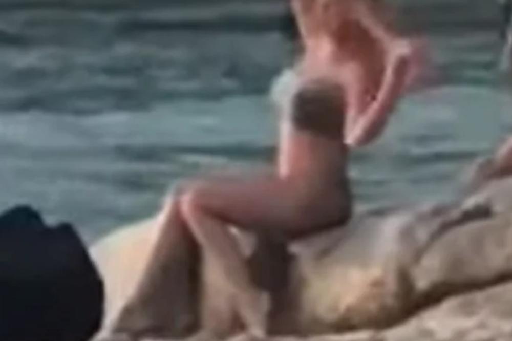 CELA PLAŽA JE POSMATRALA PRELEPU GOLIŠAVU DEVOJKU KAKO POZIRA: Ubrzo su svi počeli da VRIŠTE OD SMEHA (VIDEO)