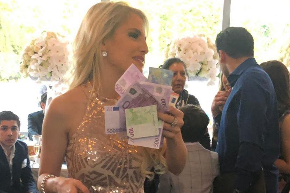 ZA SAMO PAR MINUTA NEKOLIKO PROSEČNIH SRPSKIH PLATA: Sara Reljić zapevala na romskoj svadbi i napunila se DEVIZAMA