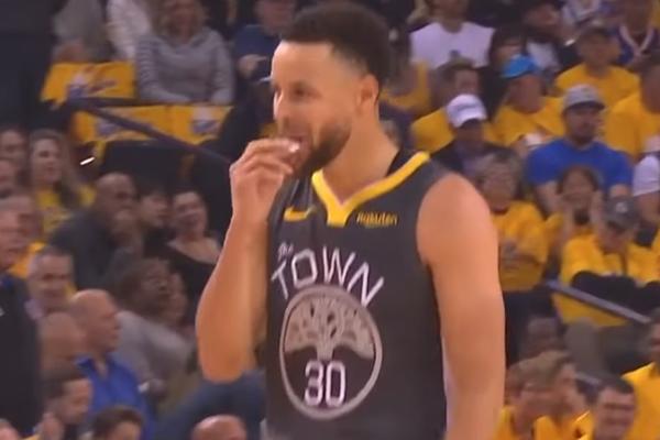 ŽELUDAC DA SE PREVRNE! GADNA SLIKA STEFA KARIJA: Prst mu je skroz ispao iz zgloba, a on odigrao meč do kraja!