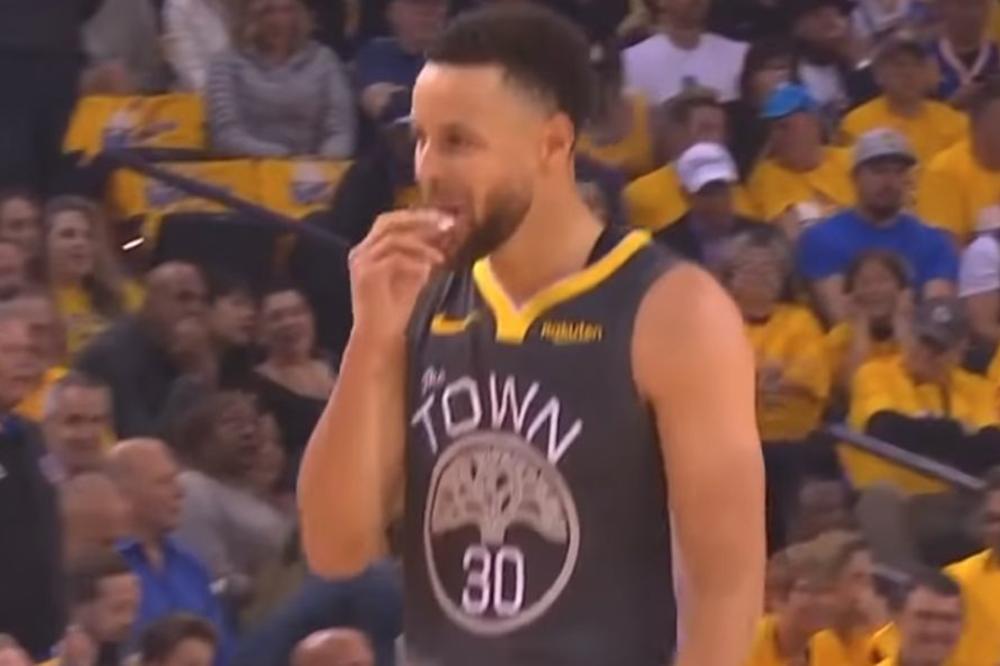 ŽELUDAC DA SE PREVRNE! GADNA SLIKA STEFA KARIJA: Prst mu je skroz ispao iz zgloba, a on odigrao meč do kraja!