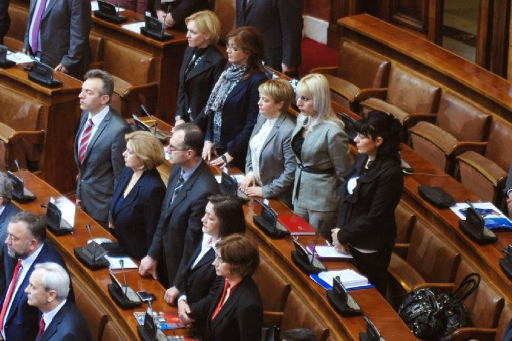 DAČIĆEVA POSLANICA POKAZALA GOLE NOGE NA BAZENU! Svi su odlepili za njom zbog toga (FOTO)