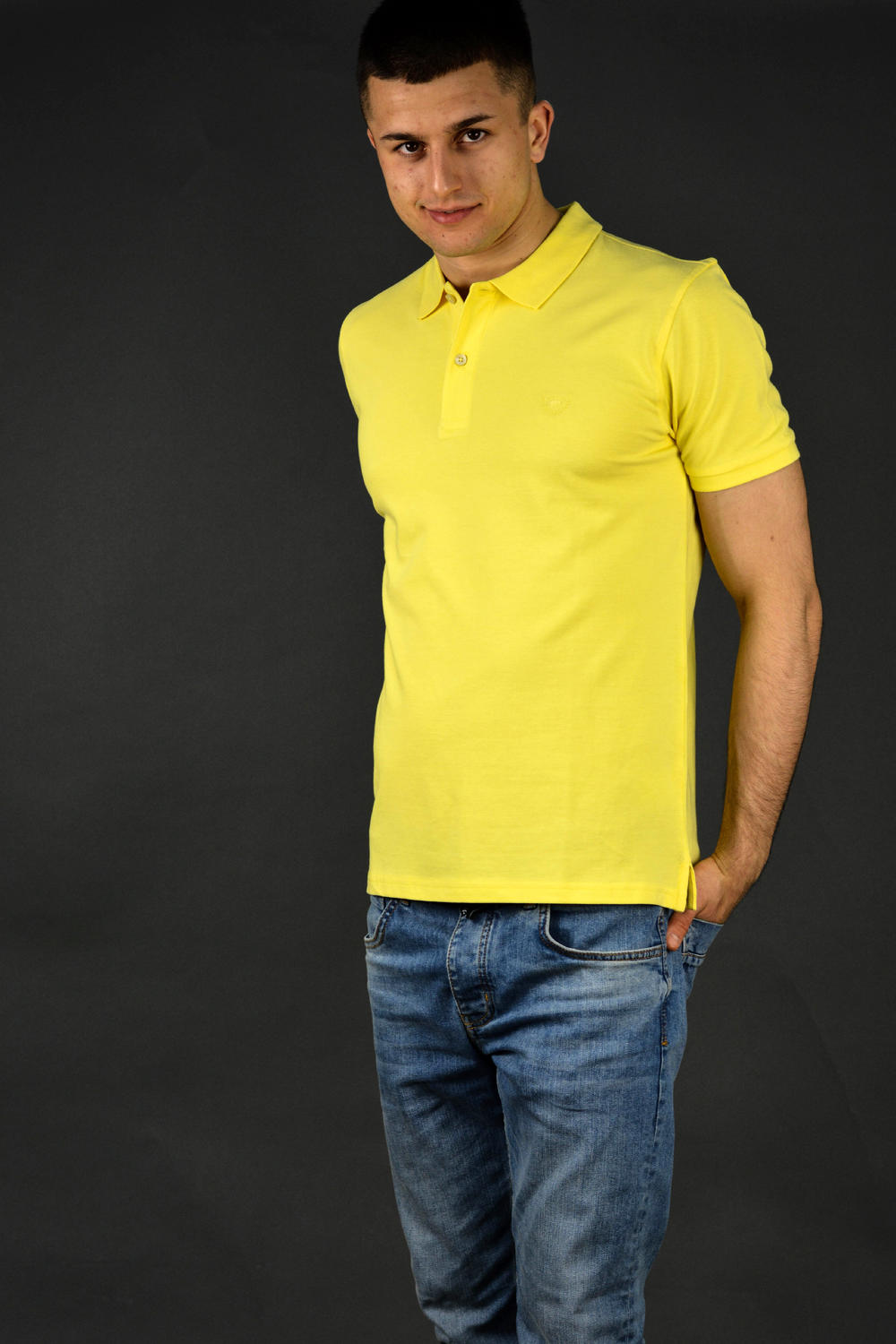 Model Consenso Italy u žutoj boji  