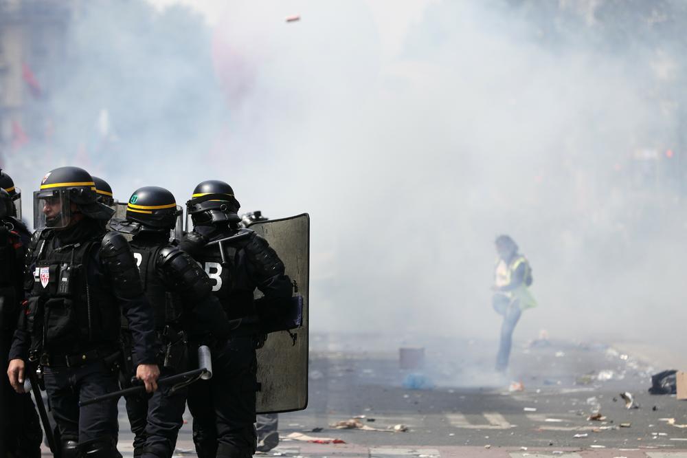 VELIKI SUKOBI NA ULICAMA PARIZA: Policija bacila suzavac na demonstrante, prizori su dramatični! (FOTO)