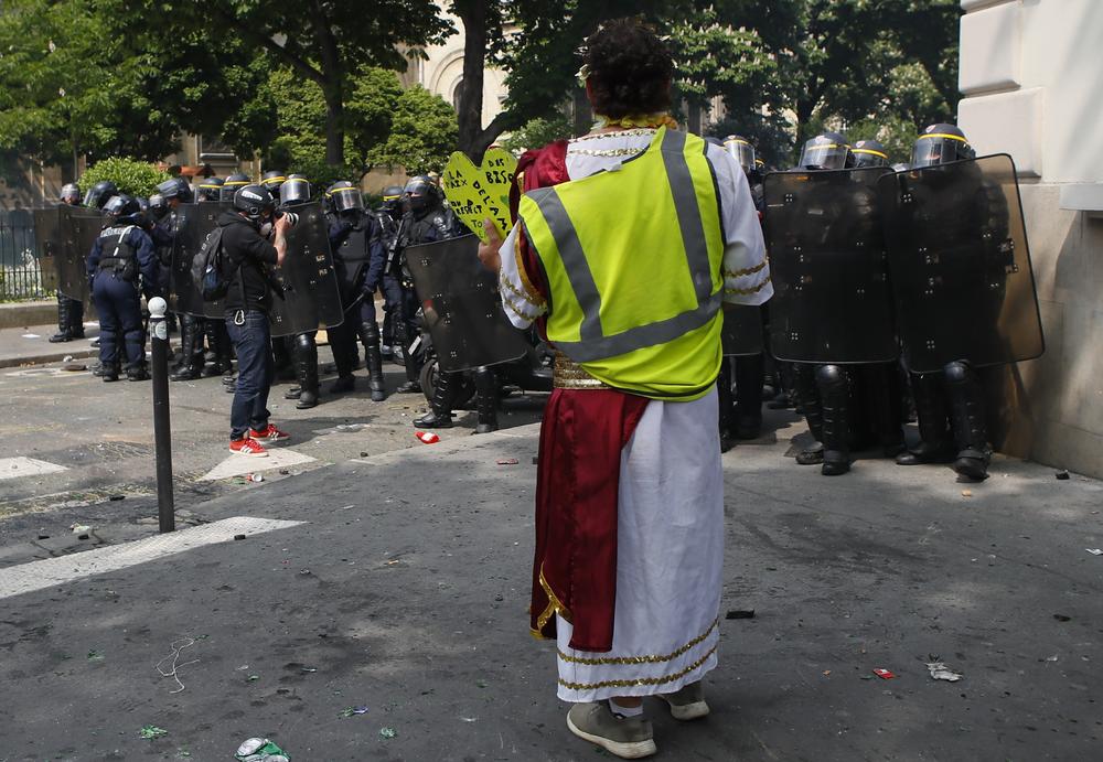 Žuti prsluk ispred policijskih odreda  