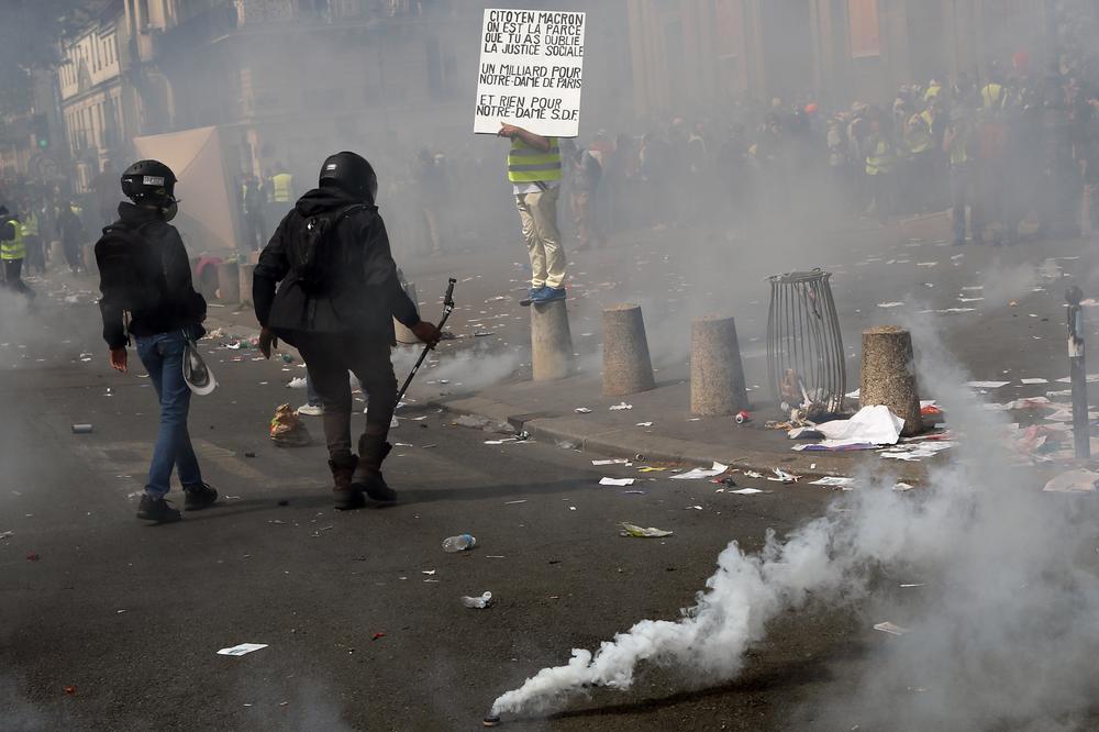 GORI PARIZ! Protestanti napali i CENTRALNU BANKU! (VIDEO)