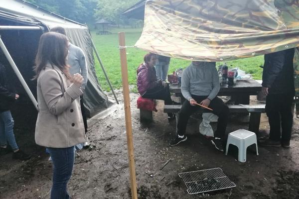 PRONAŠLI SMO NAJHRABRIJE UDARNIKE U SRBIJI: Kiša PLJUŠTI, ali im ne može ništa, oni UDARAJU po ROŠTILJU! (VIDEO)