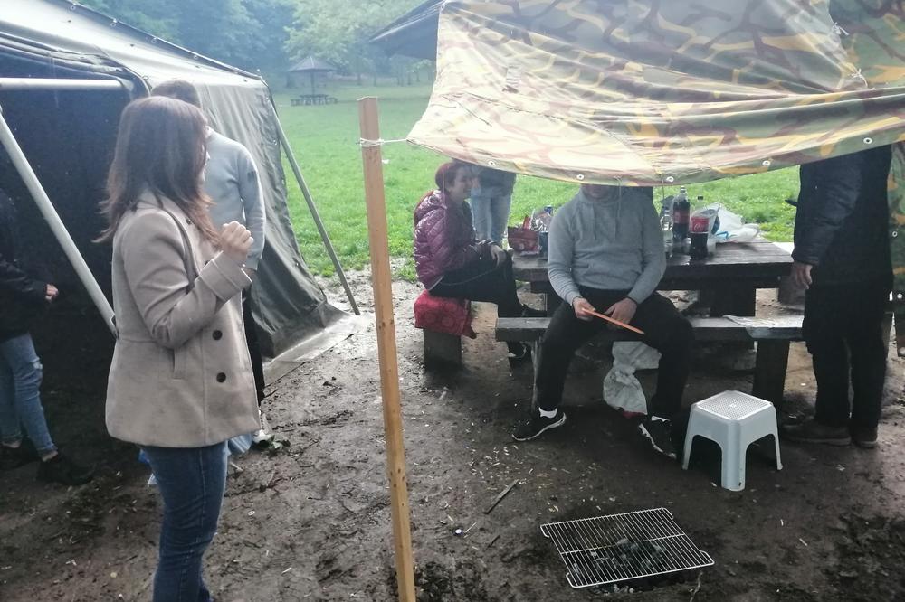 PRONAŠLI SMO NAJHRABRIJE UDARNIKE U SRBIJI: Kiša PLJUŠTI, ali im ne može ništa, oni UDARAJU po ROŠTILJU! (VIDEO)
