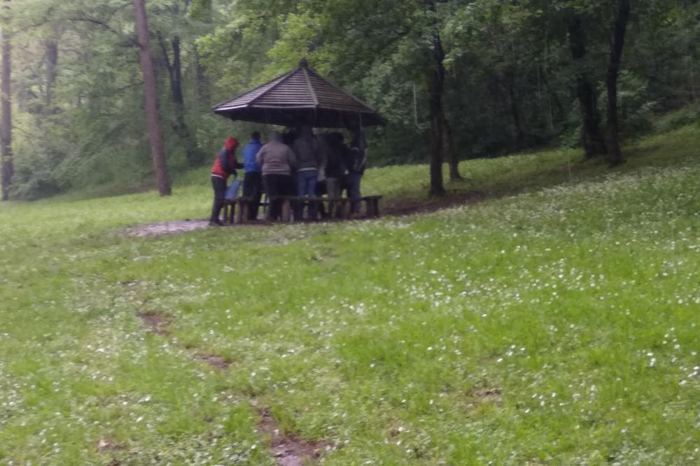 KOME DUZME PRASE?! Srbi prešli igricu, slika nastala u Kraljevu postala pravi hit (FOTO)