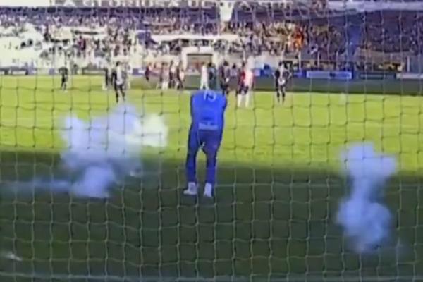 UŽAS U BOLIVIJI: Huligani napali golmana i zasuli ga petardama, hitno je prebačen u bolnicu!
