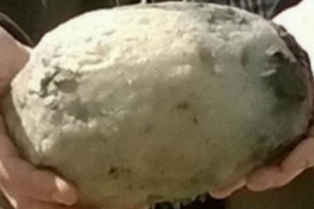 DOK SU ŠETALI PLAŽOM OSETILI SU JAK SMRAD: Ono što su pronašli prodali su za 70.000 dolara!