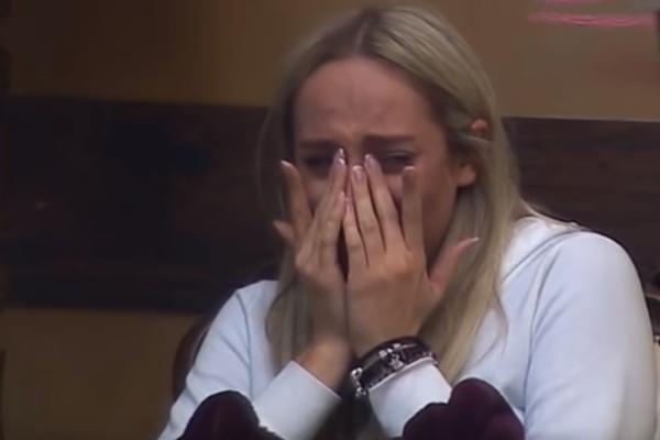 DRUŠTVENE MREŽE I FANOVI TRAŽE DISKVALIFIKACIJU LUNE ĐOGANI: Šire se snimci i slike kako Đoganijeva koristi TELEFON