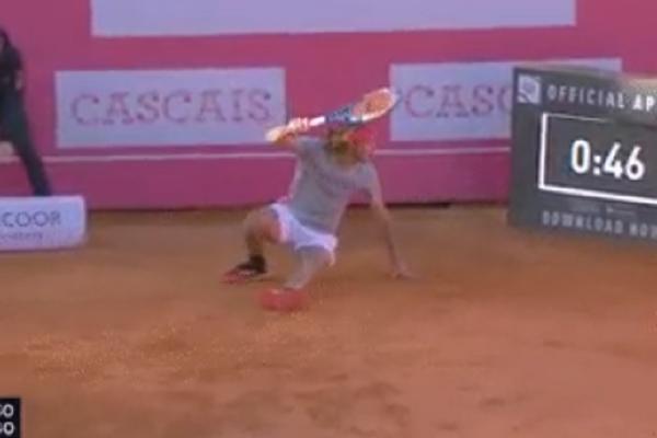 KAKO MU JE OVO POŠLO ZA RUKOM? Cicipas sam sebe nokautirao usred meča, nabo se reketom u glavu i ostao da leži!